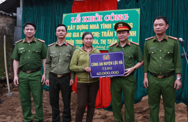 Công an huyện Lộc Hà trao tặng 40 triệu đồng xây nhà tình nghĩa